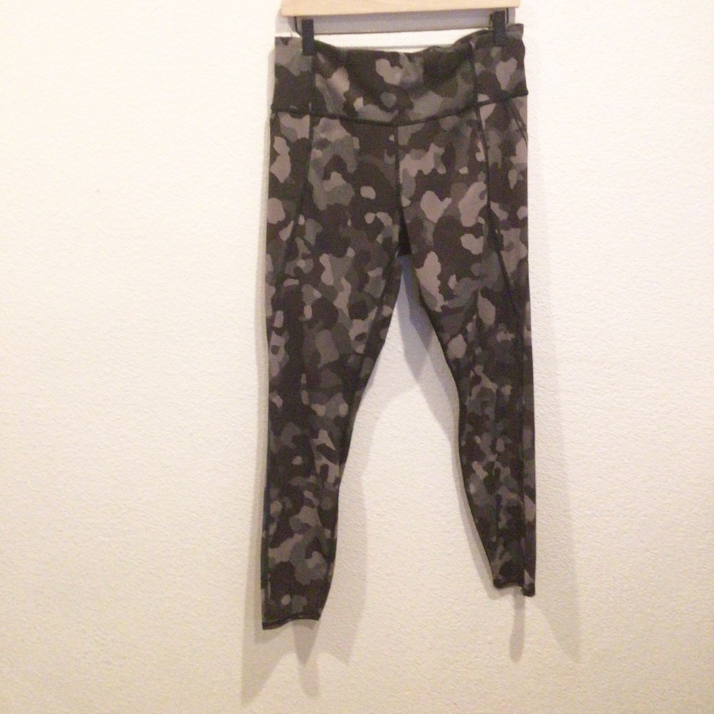 Athleta Lightning Camo 7/8 Tights Grey Black Sz LT Large Tall